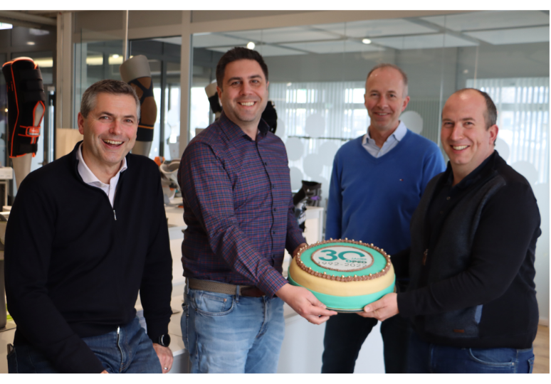 Über das 30-jährige Bestehen der OPED GmbH freuen sich (v.l.n.r.) CEO Stefan Geiselbrechtinger, Philipp Kuder (Prokurist), CFO Christian Puritscher und Prokurist Michael Silbernagl.